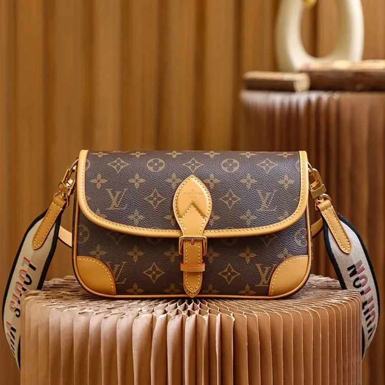 LV Diane baguette classic presbyopic mini chain bag