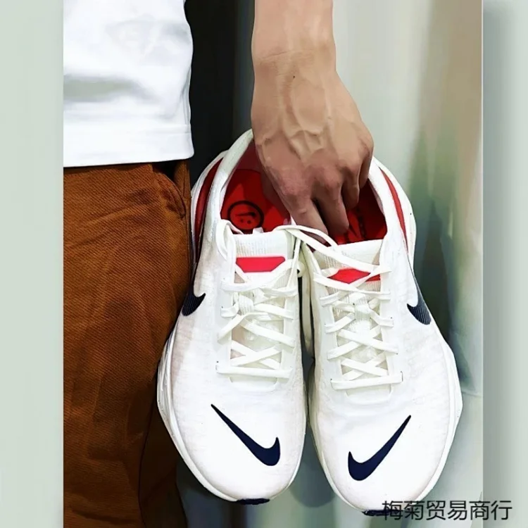 Nike Resilient mesh sports shoes